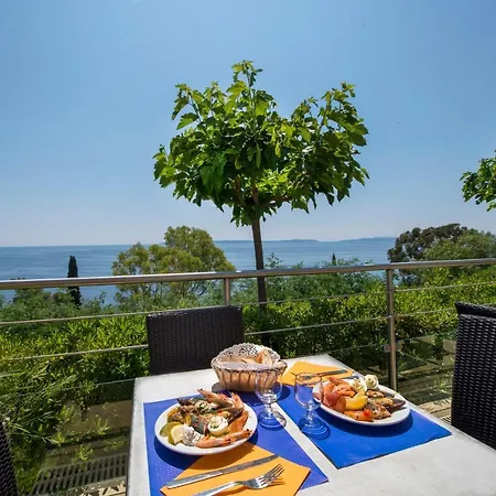 Hôtel-club Du Domaine D'aiguebelle, Ussim 3*